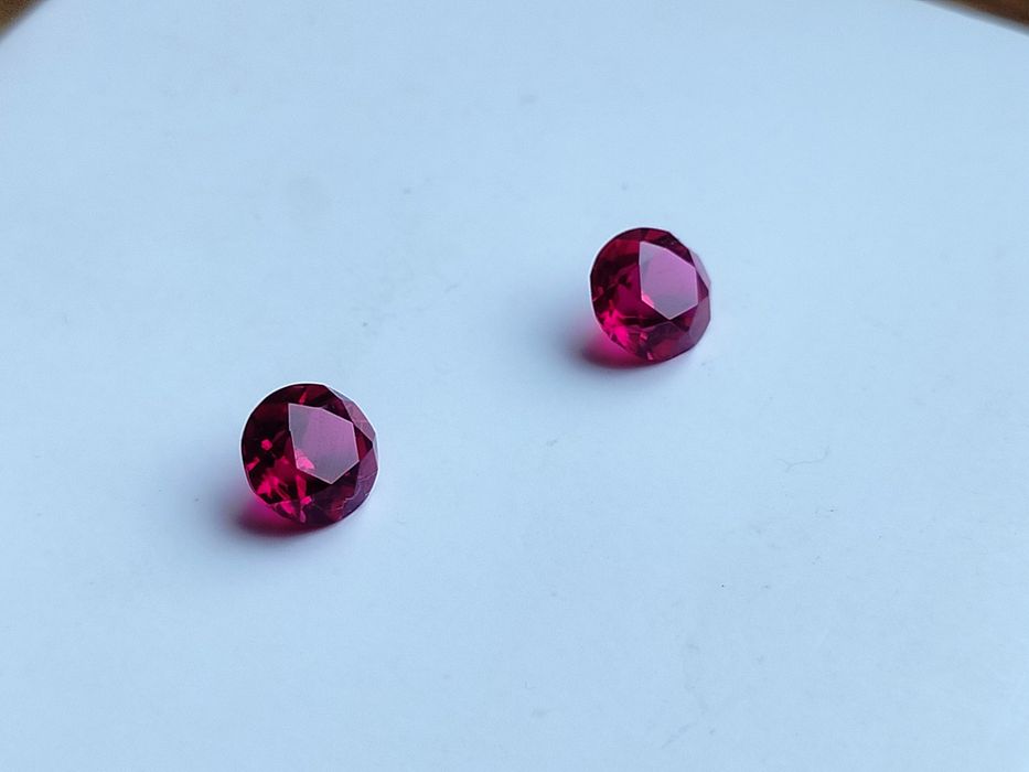 Два рубіни (корунд) 8 мм, грановані, з золотих прикрас