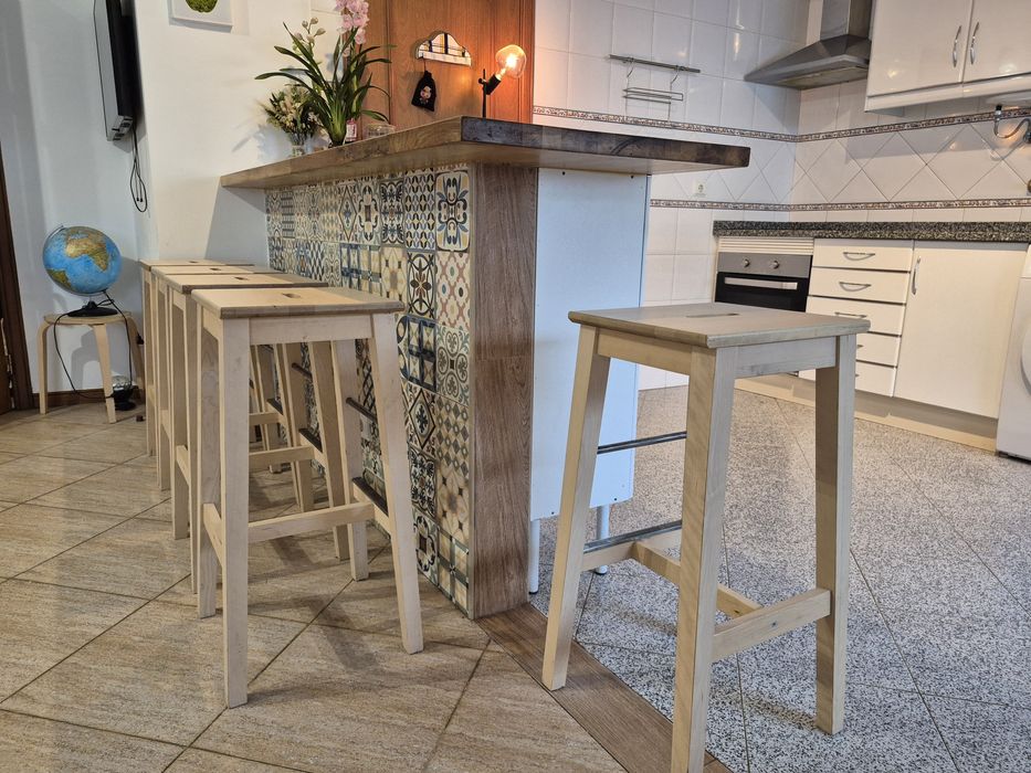 Cadeiras altas com bancada em Madeira natural