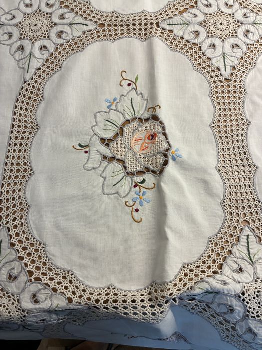 Toalha bordada portuguesa com 12 guardamapos