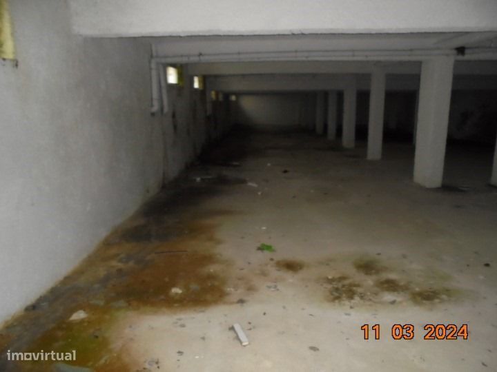 Armazém com 400 m2 junto ao Pingo Doce da Guarda Gare