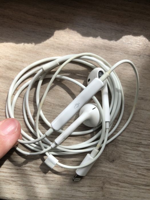 Навушники Apple та перехідник для звичайних