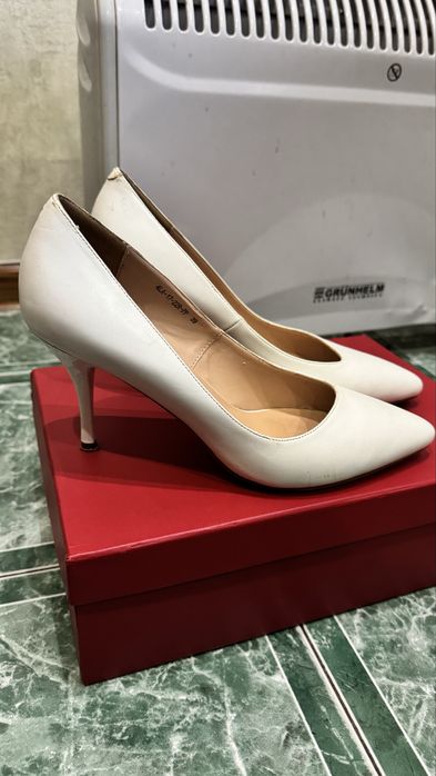 Білі туфлі (колір слонової кістки)
