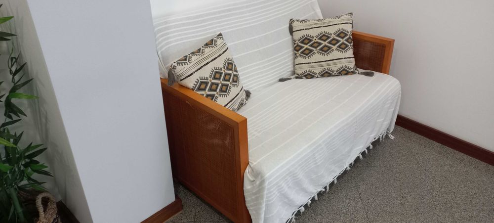 Sofá 2 lugares com manta