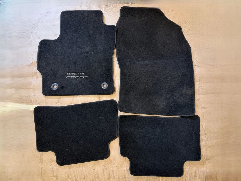 Dywaniki welurowe PW210-16001 komplet Toyota Corolla Cross OE
