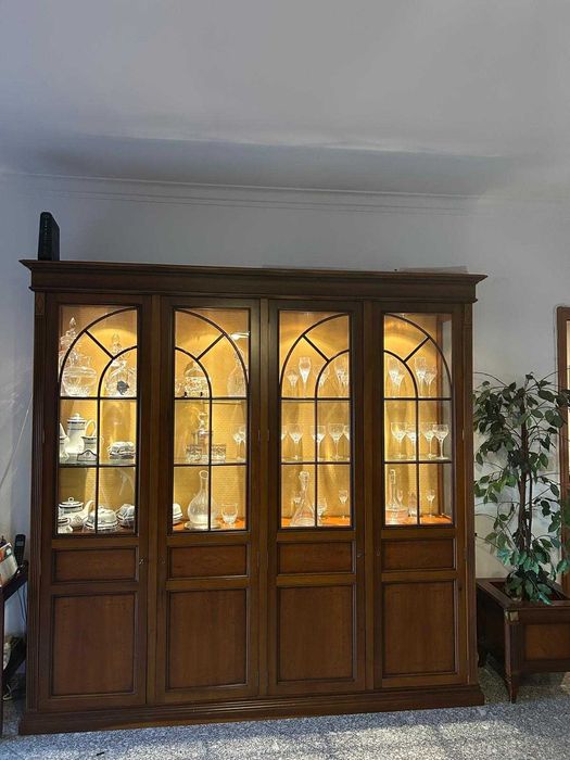 Cristaleira 4 portas em cerejeira clara e iluminada no interior