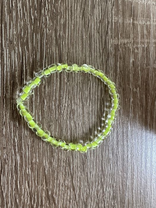 Sprzedam bransoletkę z szklano-żółtych koralików.