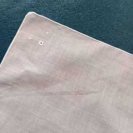 2 lenços de mão bordados à mão em cambraia  *