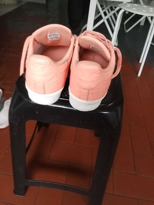 Tênis superstar salmão