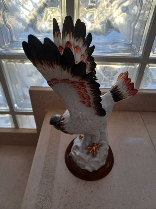 Águia em Porcelana