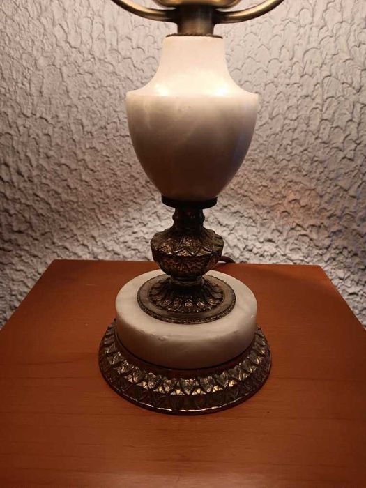 Lampka na alabastrowej podstawce