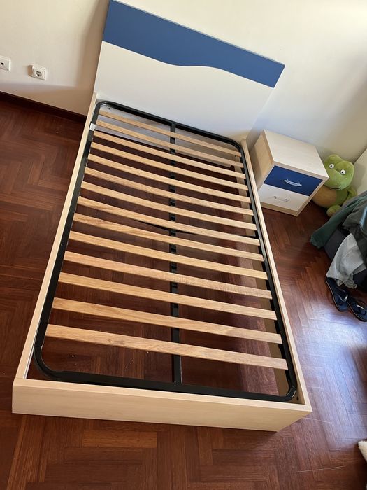 Cama individual + mesa de cabeceira