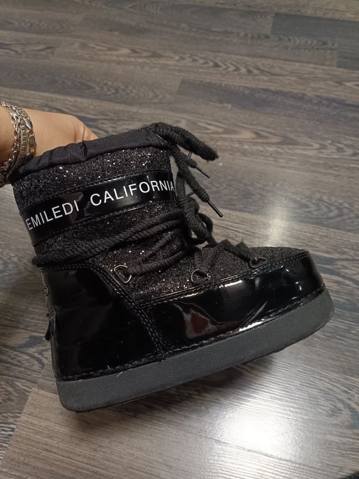 Мобути на дівчинку