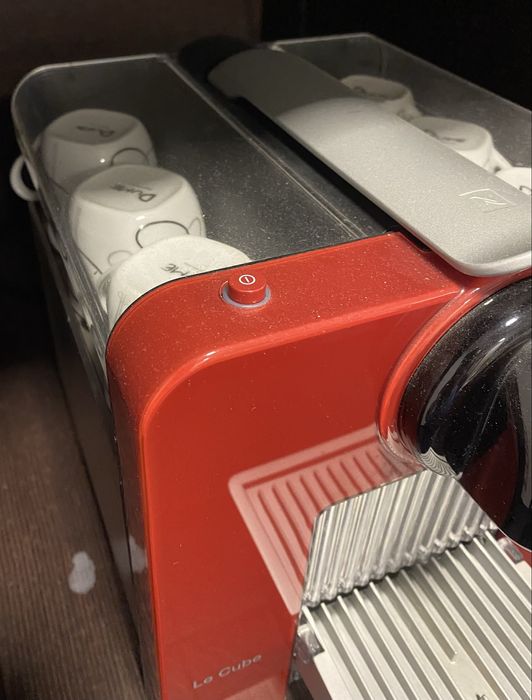 Máquina de café Nespresso Le Cube