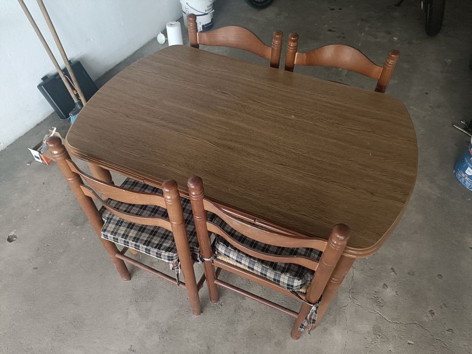 Mesa extensível c/ quatro cadeiras