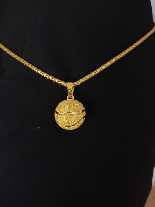 Naszyjnik z piłką do koszykówk złoty i, wisiorek z  łańcuszkiem