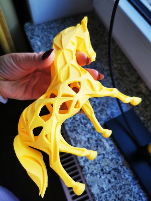 Żółty ażurowy Koń 3d