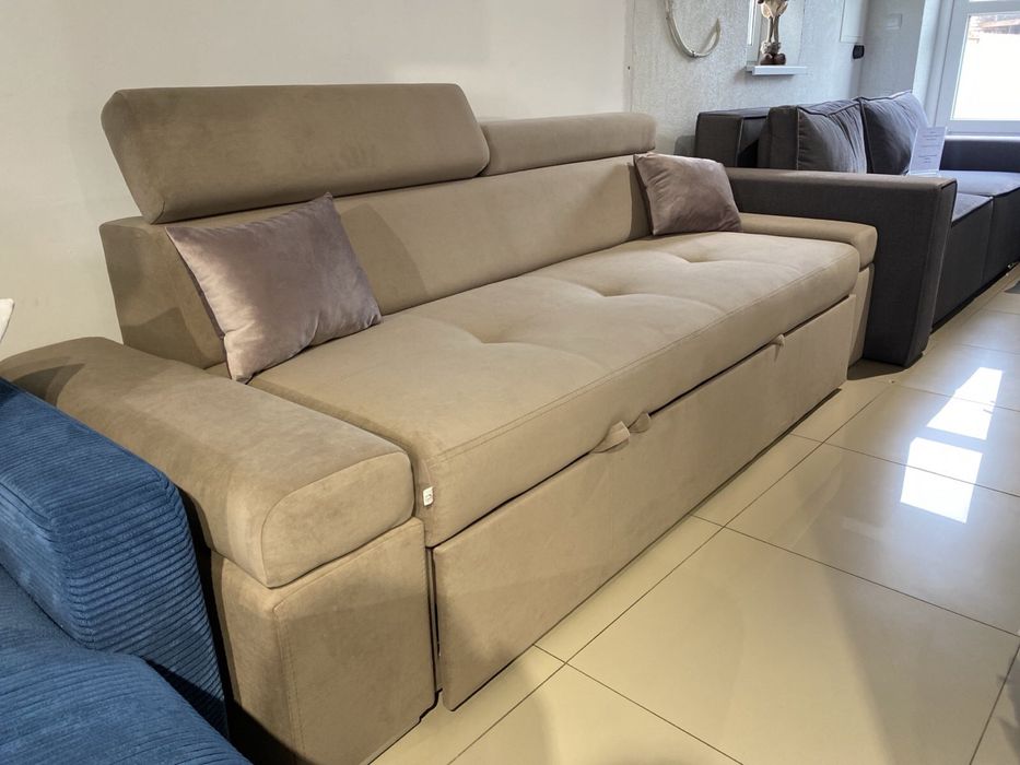Розкладний прямий диван в бежевому велюрі з підголівниками