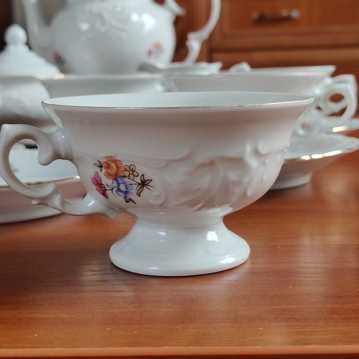 Serwis porcelanowy do kawy z Wałbrzycha.