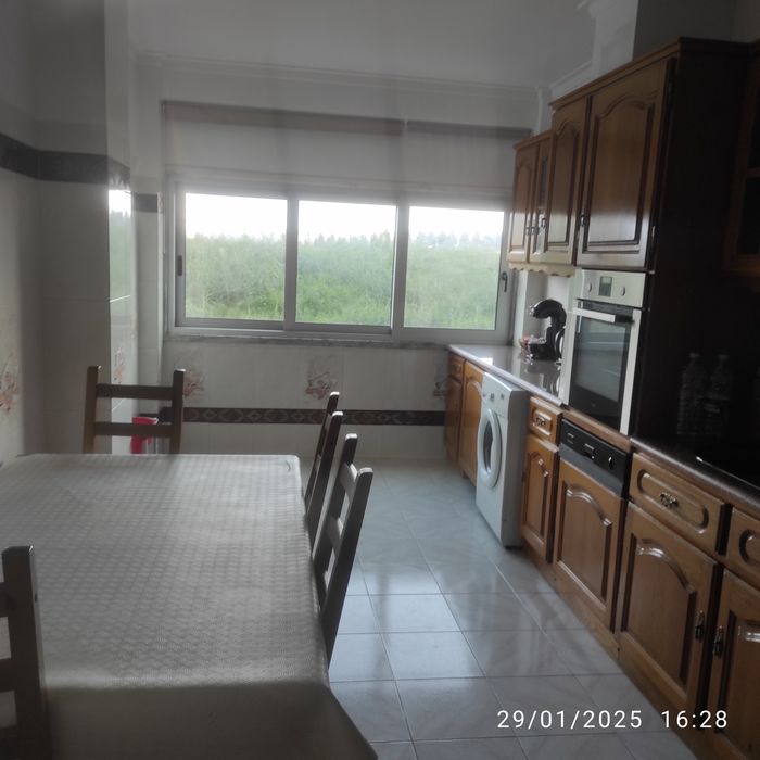 Para Estudante Quarto Amplo Junto à Universidade Europeia e Metro Pontinha (Linha Azul)