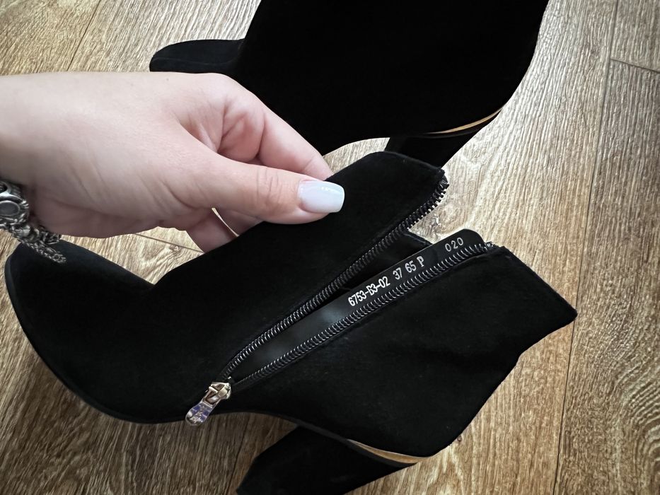 Ботінки на каблуку, натуральний замш