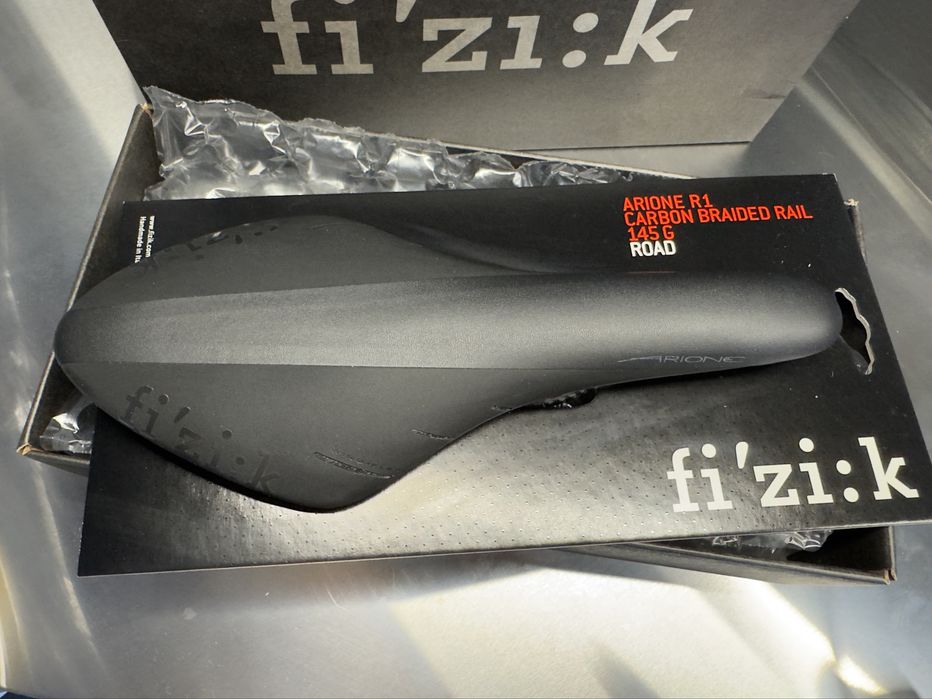 Selim Fizik Arione R1 em carbono