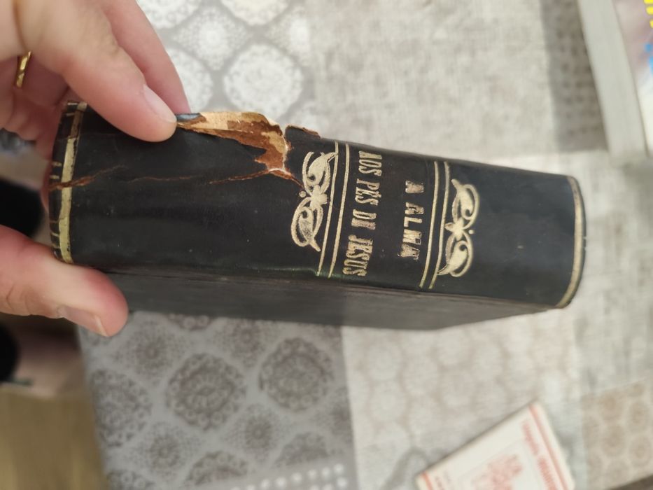 Vários livros religiosos