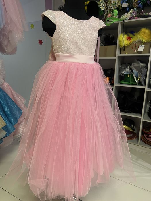 Розпродаж випускних суконь для дівчаток у садочок