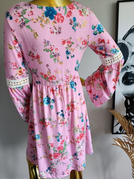 Nowa różowa  sukienka Boho w kwiaty z ażurowymi koronkami R.S/M