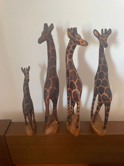 Conjunto de 4 girafas vintage esculpidas em madeira, artesanato africano