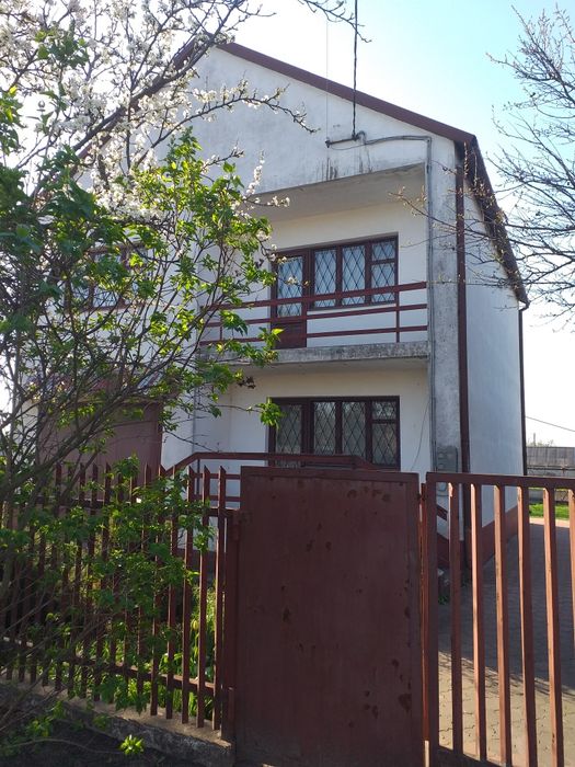 Продам 2 поверховий будинок