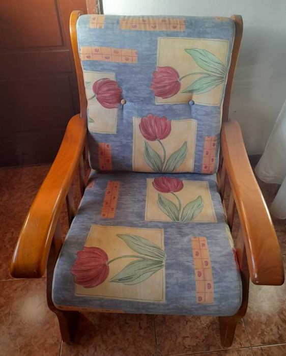 "Vendo Conjunto de 3 Sofás como novos"