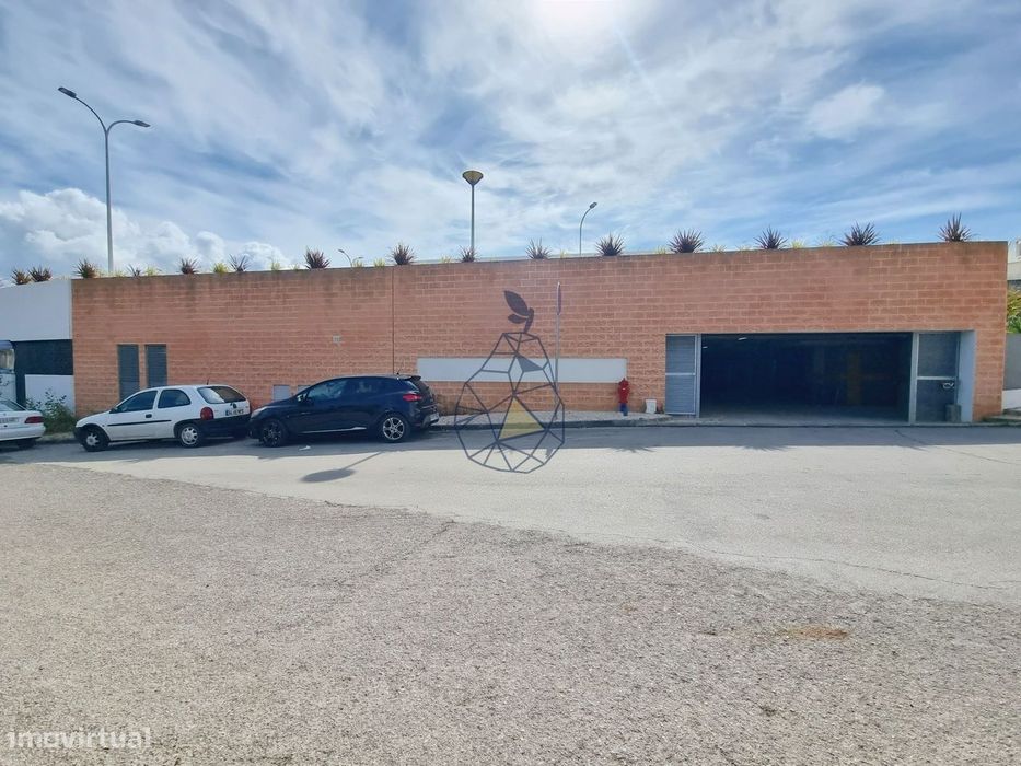Garagens Box à Venda em Portimão — de 16 m² a 28 m², entre a estação d