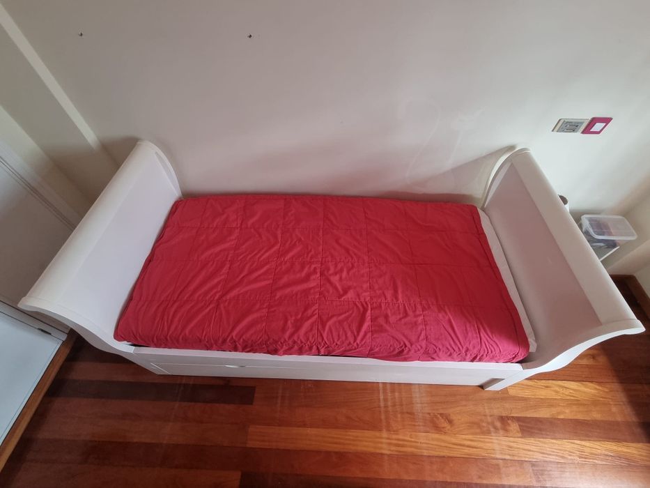 Cama de solteiro madeira lacada