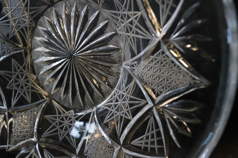 Duża efektowna kryształowa patera.