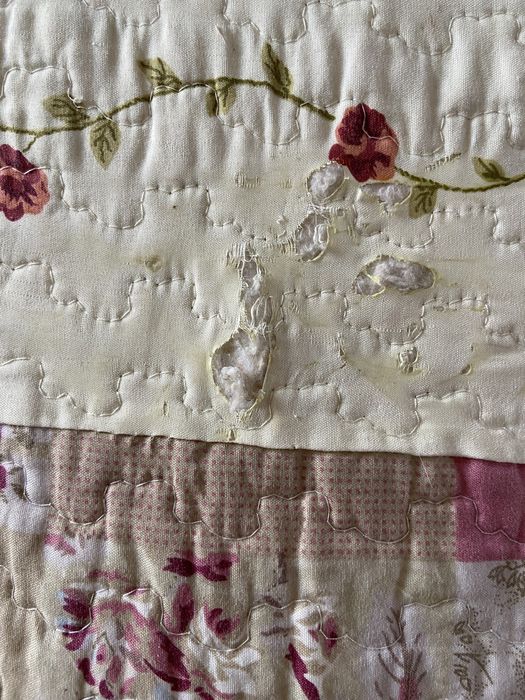 Colcha rosa e creme com fronhas