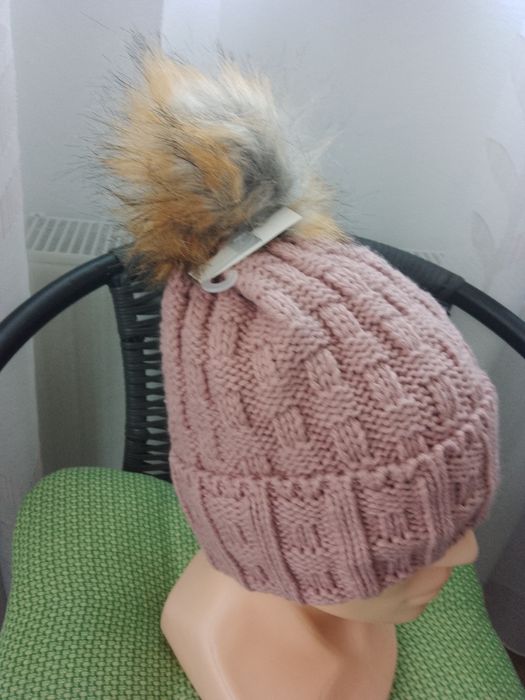 Czapka damska z pomponem