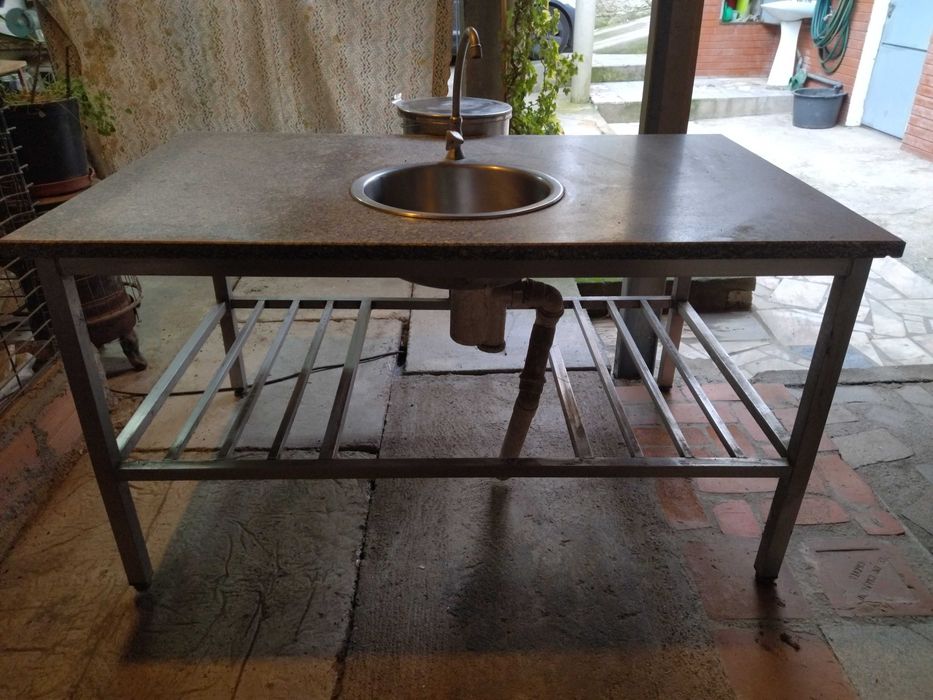 Banca em aço inox e tampo de GRANITO (com lavatório)