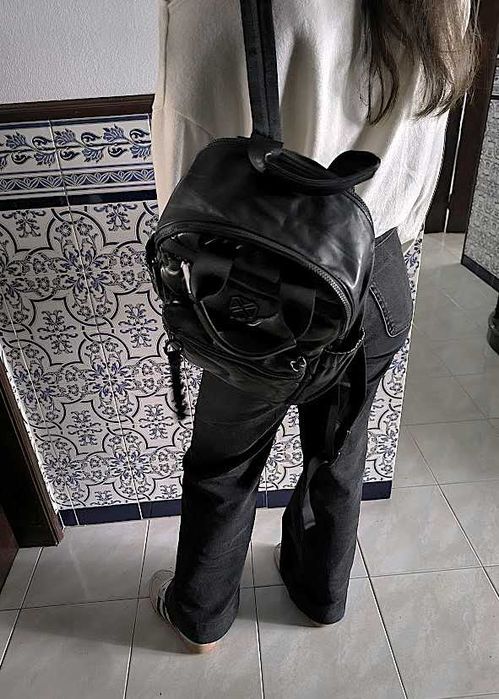 Mochila preta com look urbano, funcional, compacta, e com estilo contemporâneo    Marca Xti