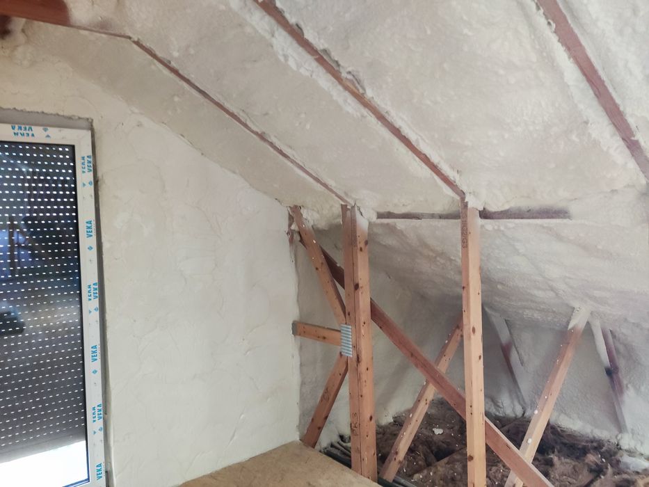 Ocieplanie Pianą/Pianką PUR dachu i poddasza - Izolacje Natryskowe hal