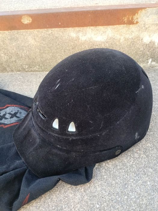 capacete de equitação em veludo preto da marca portuguesa NEXX Helmets