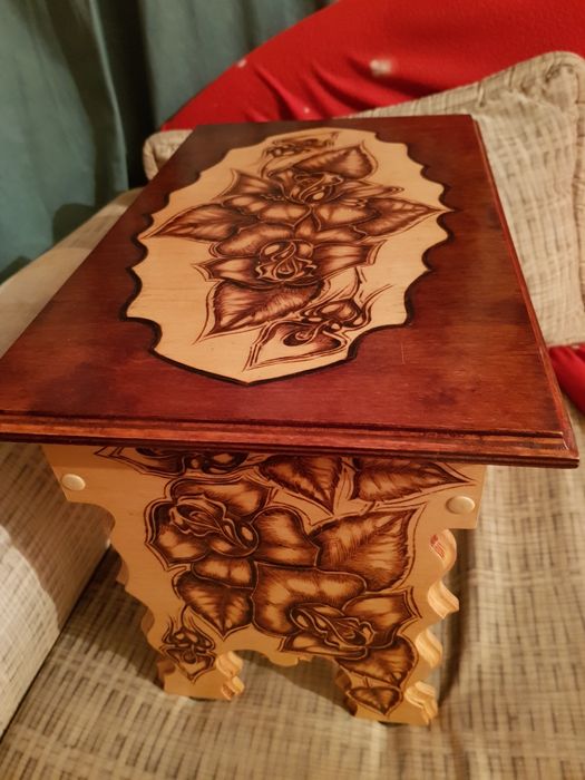 Деревянный табурет ручной работы