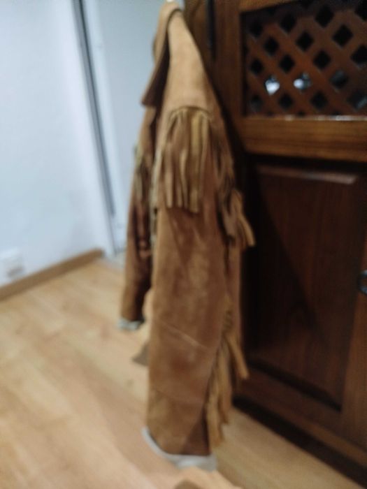 Casaco em Pele, com Franjas (estilo Western), interior/forado com lã.