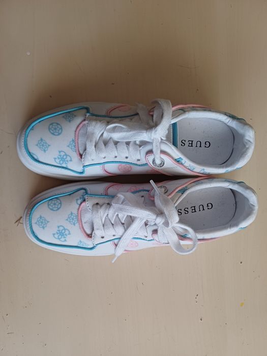 Esprit, Dockers, Guess, Bugatti  inne