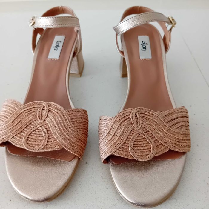 Sandálias senhora douradas da Zilian, nº 39, com salto de 6,3 cm.