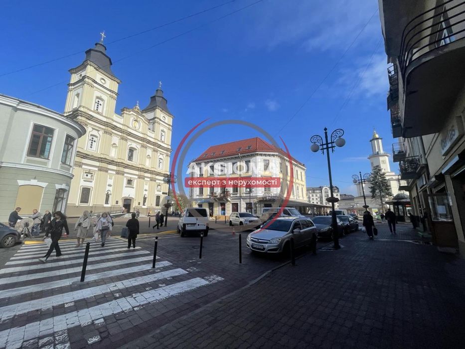 Офіс біля Ратуші--і