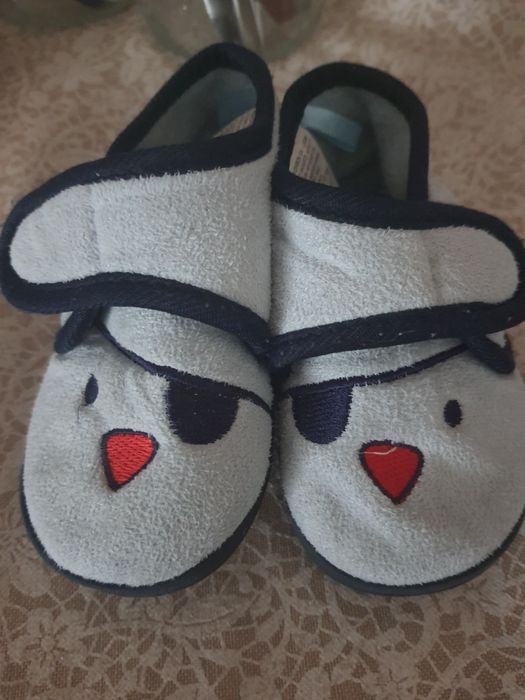 Sapatos pantufas bebé 21 e 23