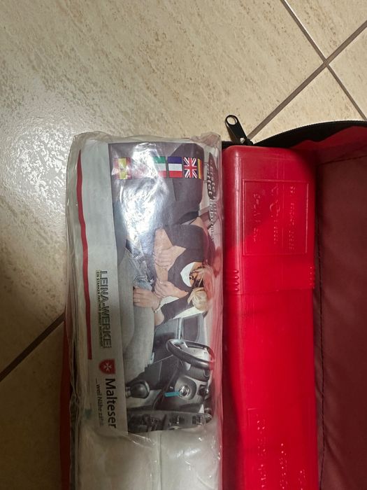 Sprzedam apteczkę Samochodową