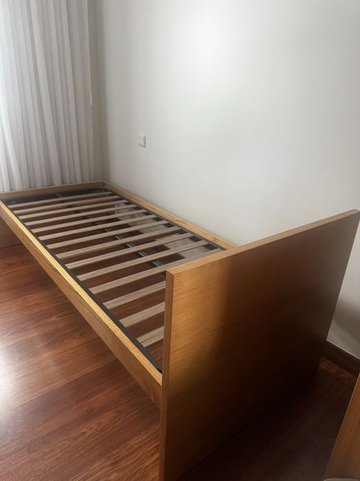 Conjunto de quarto em madeira de carvalho – cama, cómoda e estante