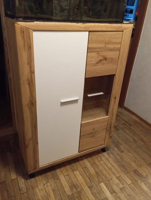 Komoda szafka z półkami.