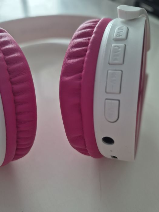 Бездротові навушники Maybelline New York з Bluetooth-з'єднанням.